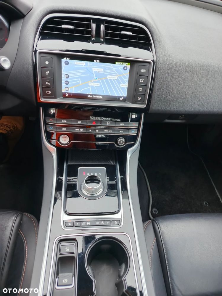 Jaguar XE 2.0 D Portfolio - 33