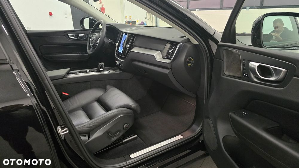 Volvo XC 60 B4 D AWD Plus Dark - 8