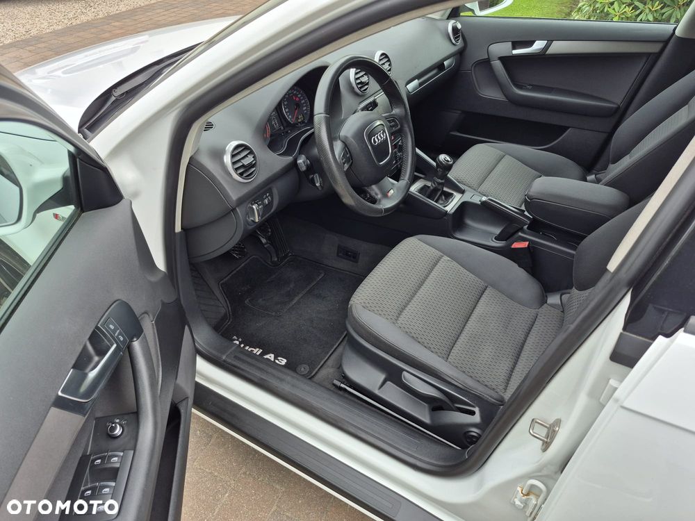 Audi A3 Sportback 1.6 TDI DPF Ambiente - 12