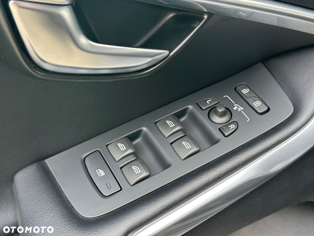 Volvo V40 D2 Drive-E R-Design Momentum - 19