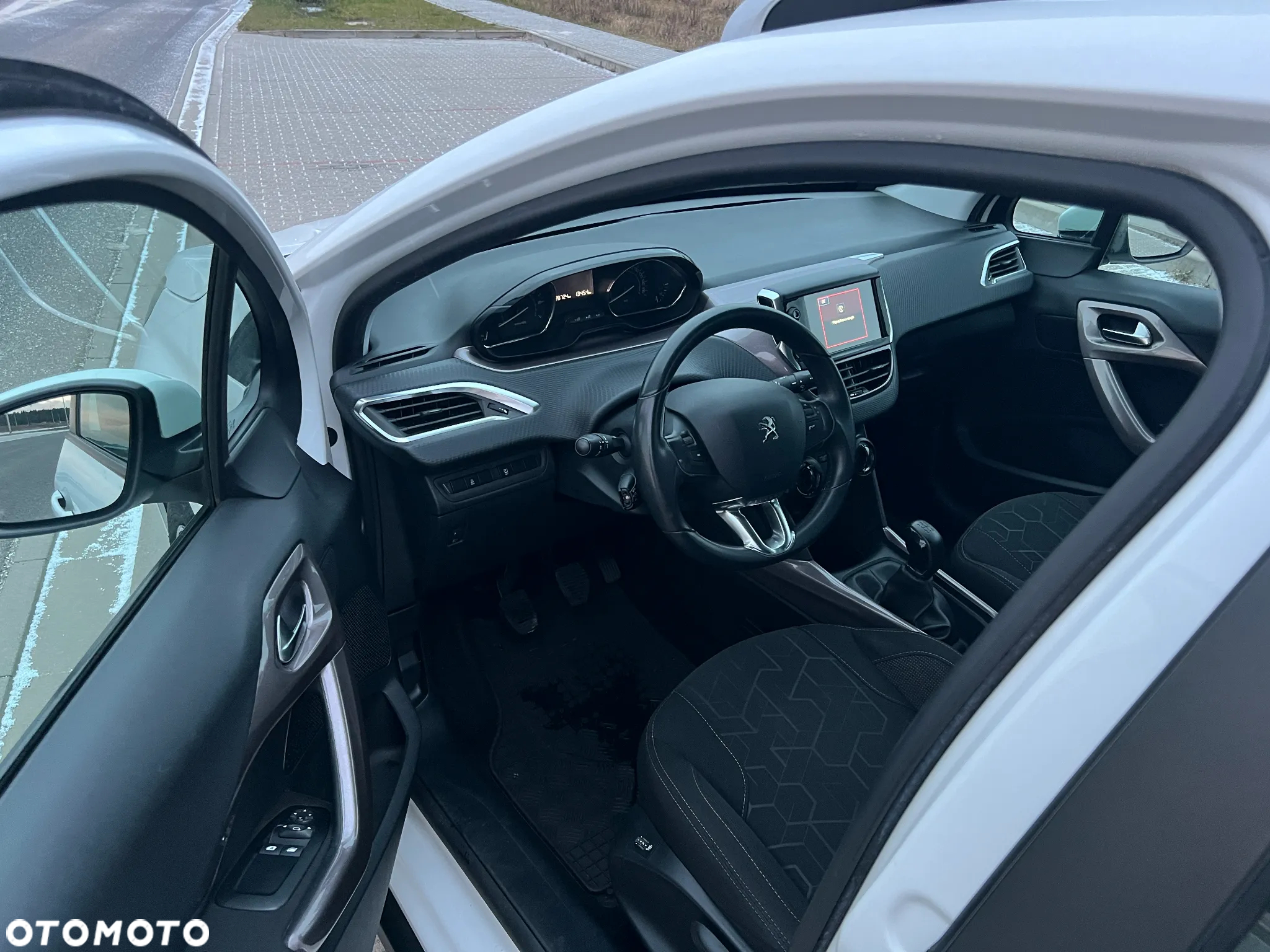 Peugeot 2008 1.2 Pure Tech Allure S&S - 8