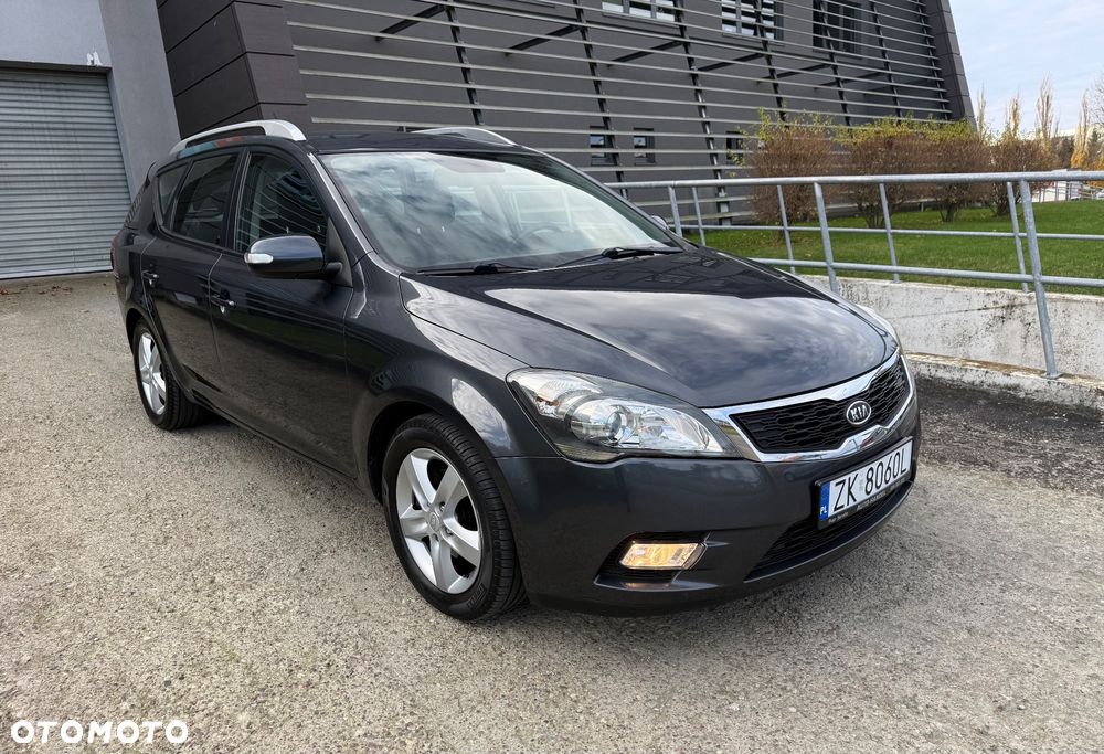 Kia Ceed ver-1-6-crdi-128-dream-team-edition - 2