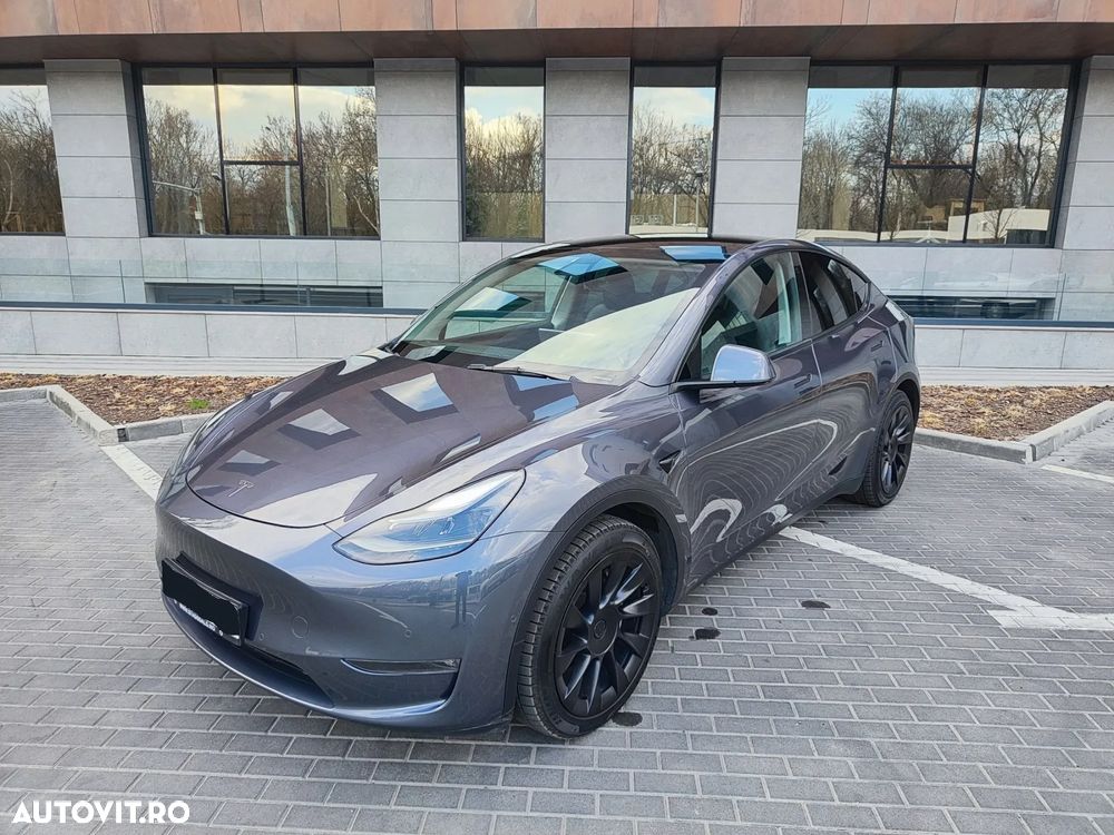Tesla Model Y - 8