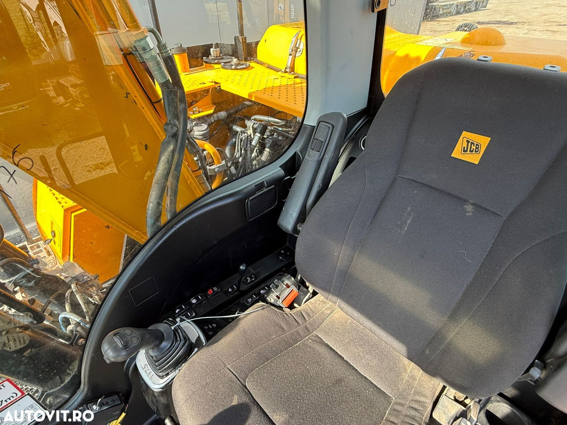 JCB JS 145 Excavator pe Roti - 5
