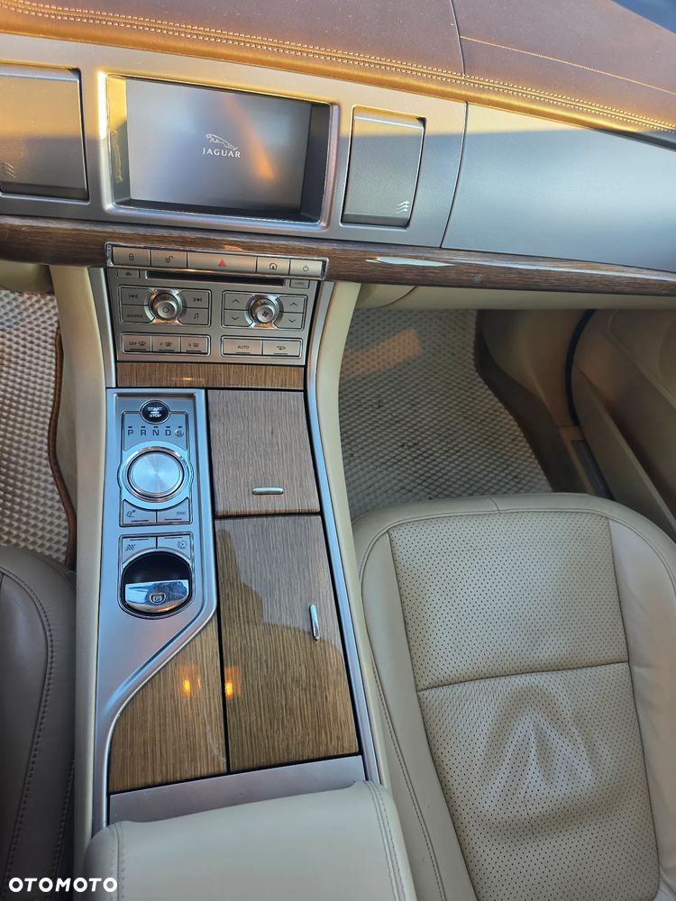 Jaguar XF 3.0 V6 D Premium Luxury - 34
