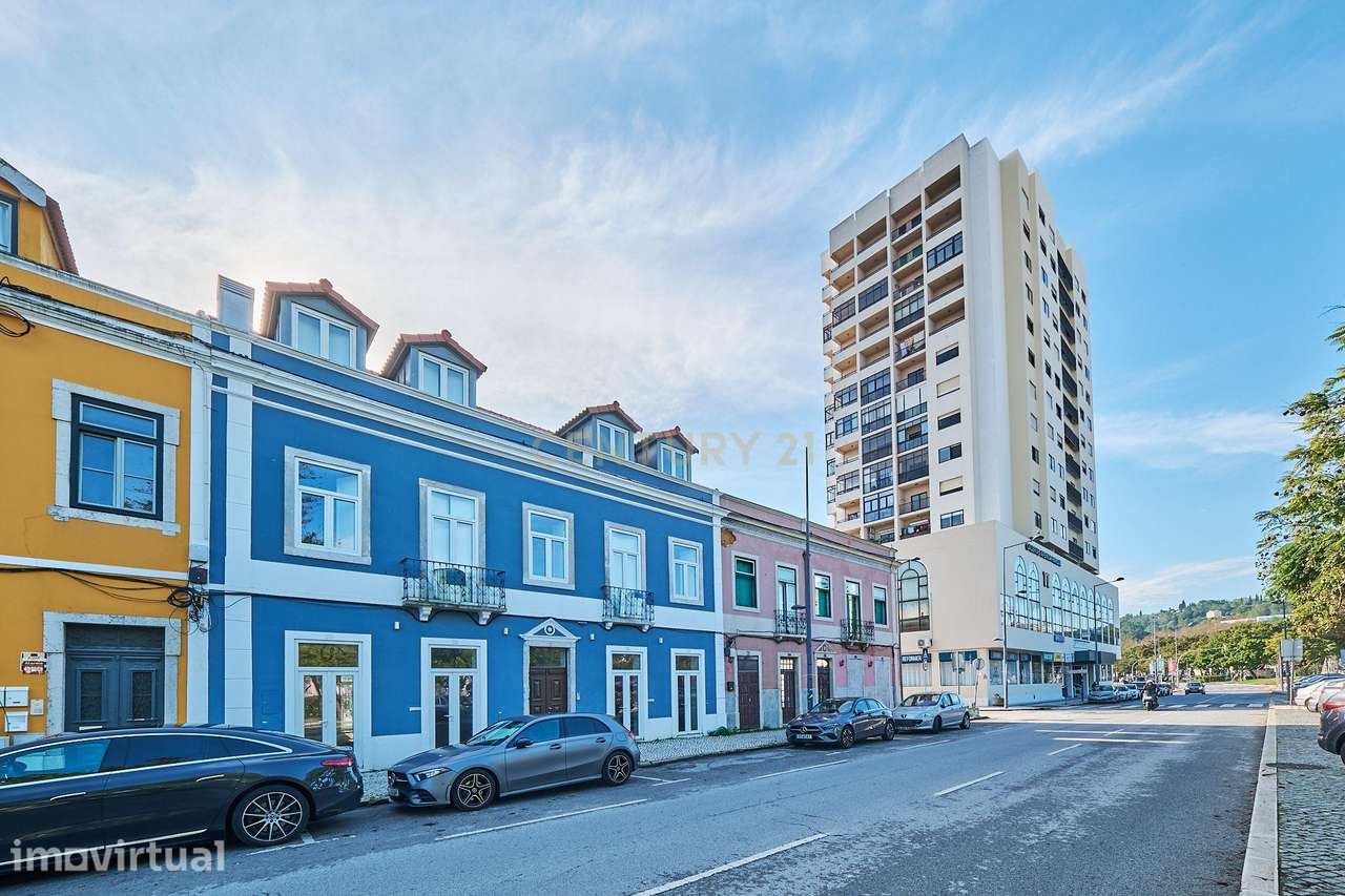 Apartamento T2 de Prestígio Totalmente Renovado na Avenida Luísa Todi - Grande imagem: 3/17