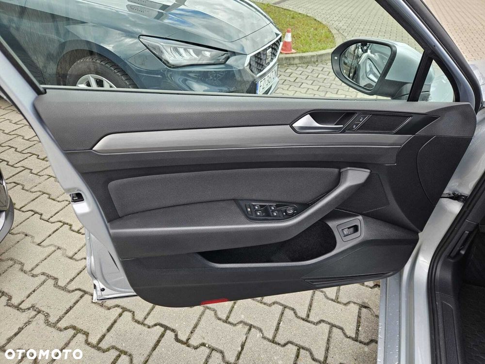 Volkswagen Passat - 11