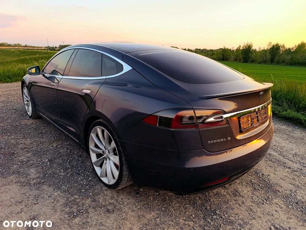 Tesla Model S - 6