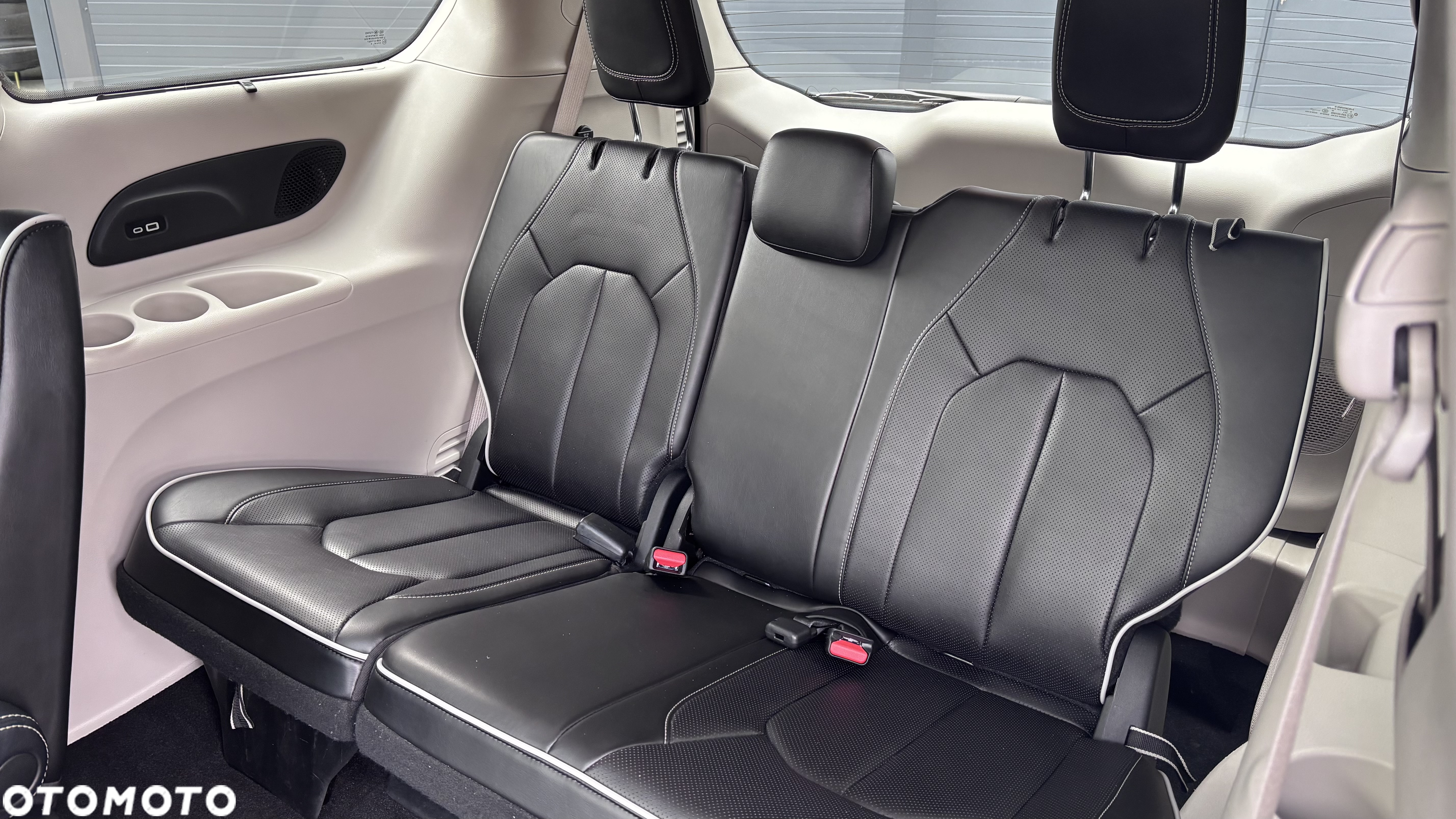 Chrysler Pacifica - 16