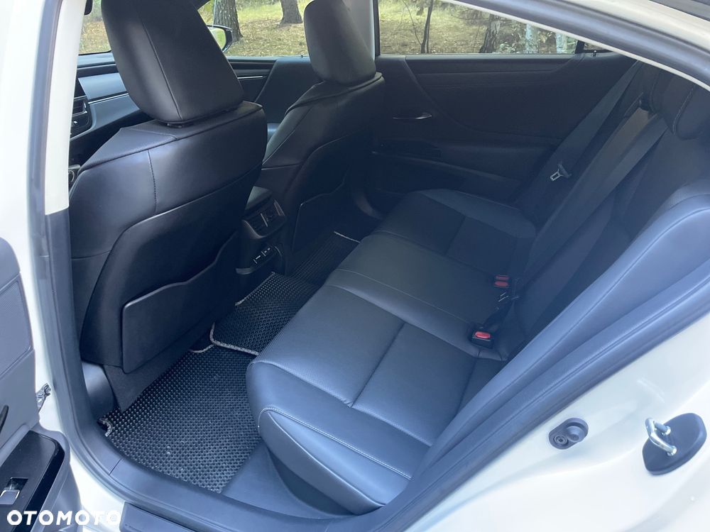 Lexus ES 300h Business Edition + - 16