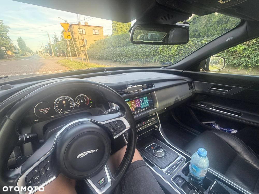 Jaguar XF 3.0 TDV6 R-Sport - 10