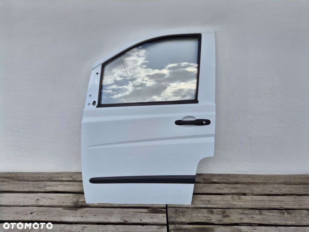 LEWE Przednie Przód Drzwi Kierowcy Mercedes Vito Viano W639 Białe Oryginał 03-14r. Kolor 9147