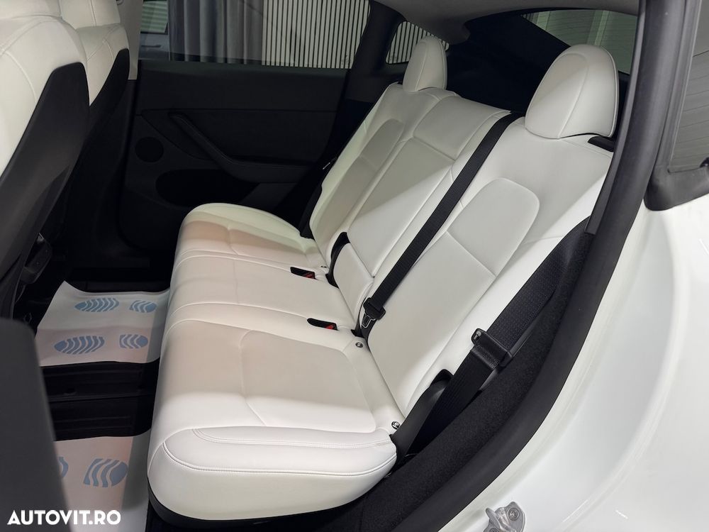 TESLA Model Y 2023 — imagine 42