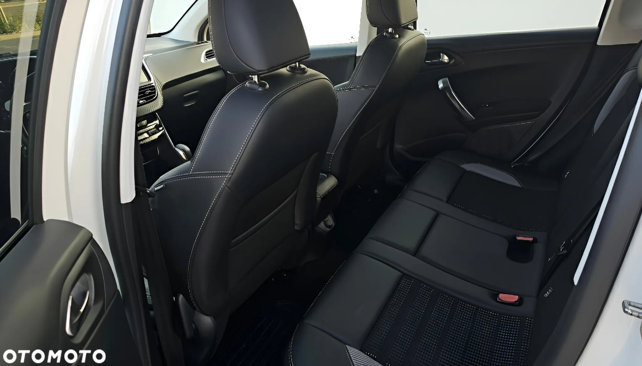 Peugeot 2008 1.2 Pure Tech Allure S&S - 11