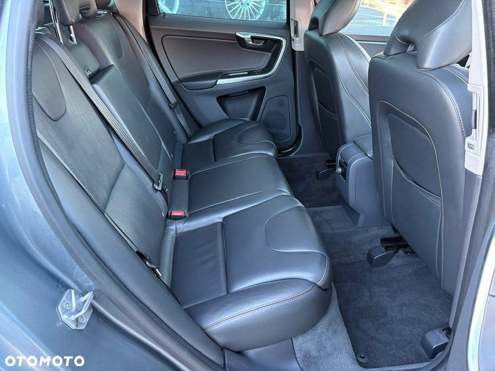 Volvo XC 60 D4 AWD Geartronic Momentum - 26
