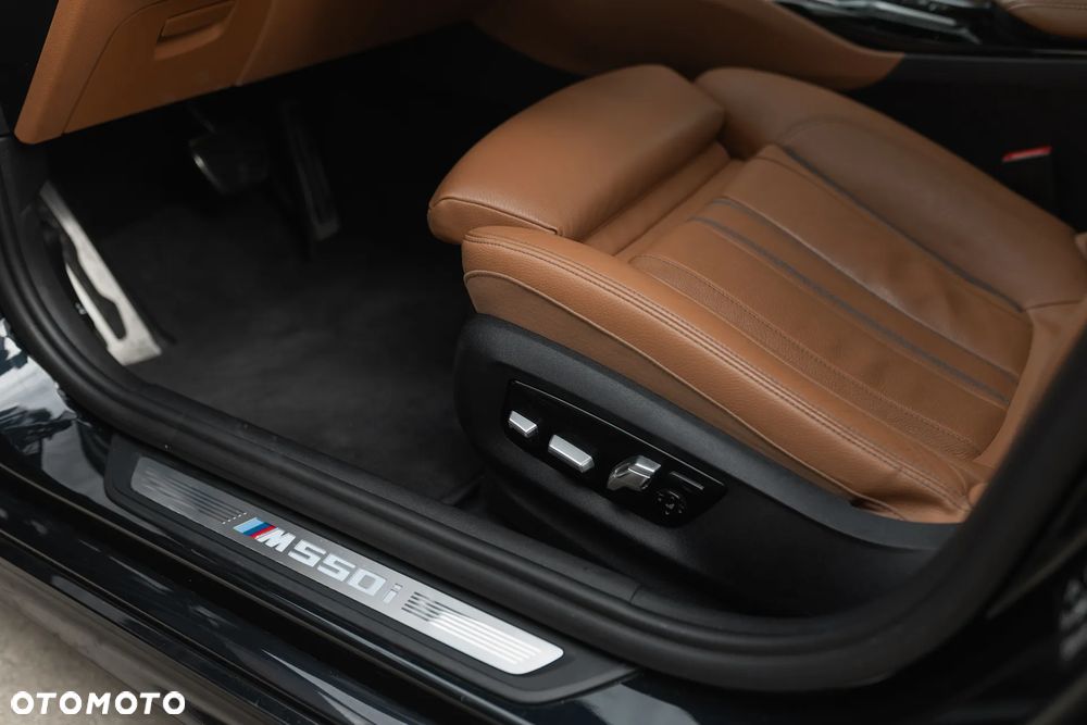 BMW Seria 5 M550i xDrive sport - 24