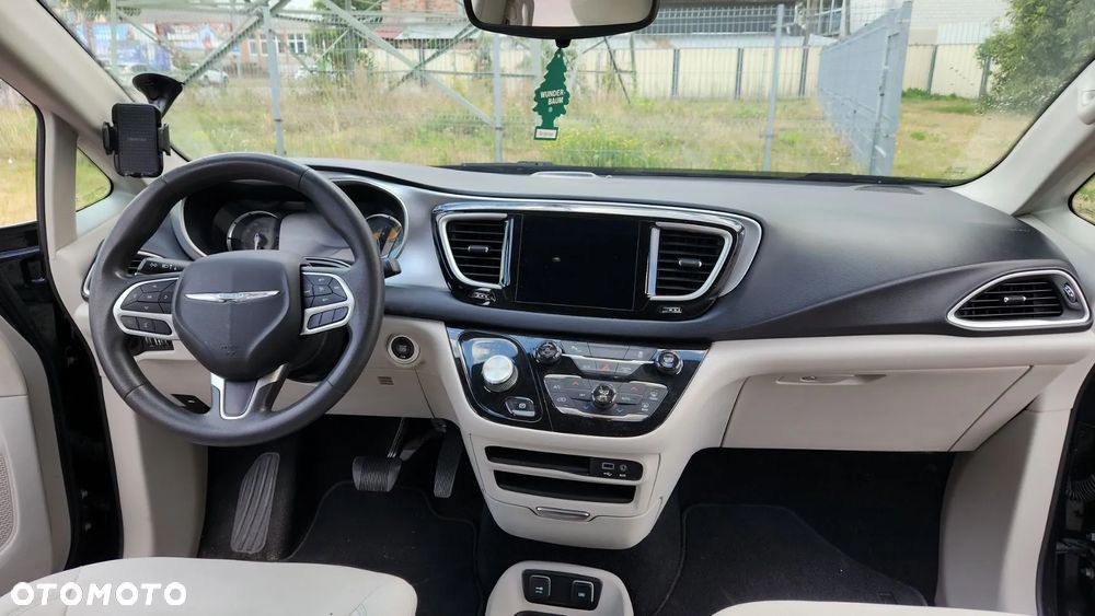 Chrysler Pacifica - 5
