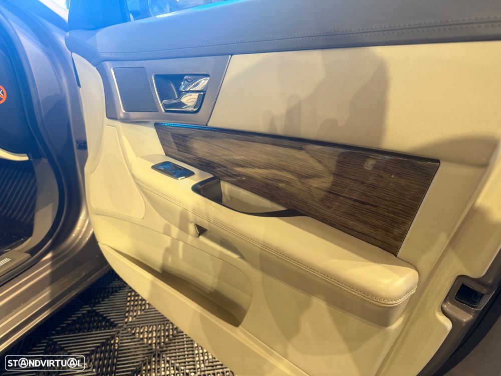 Jaguar XF 4.2 V8 Premium Luxury - 32