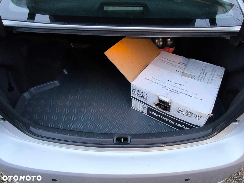 Toyota Avensis 1.8 Active - 14