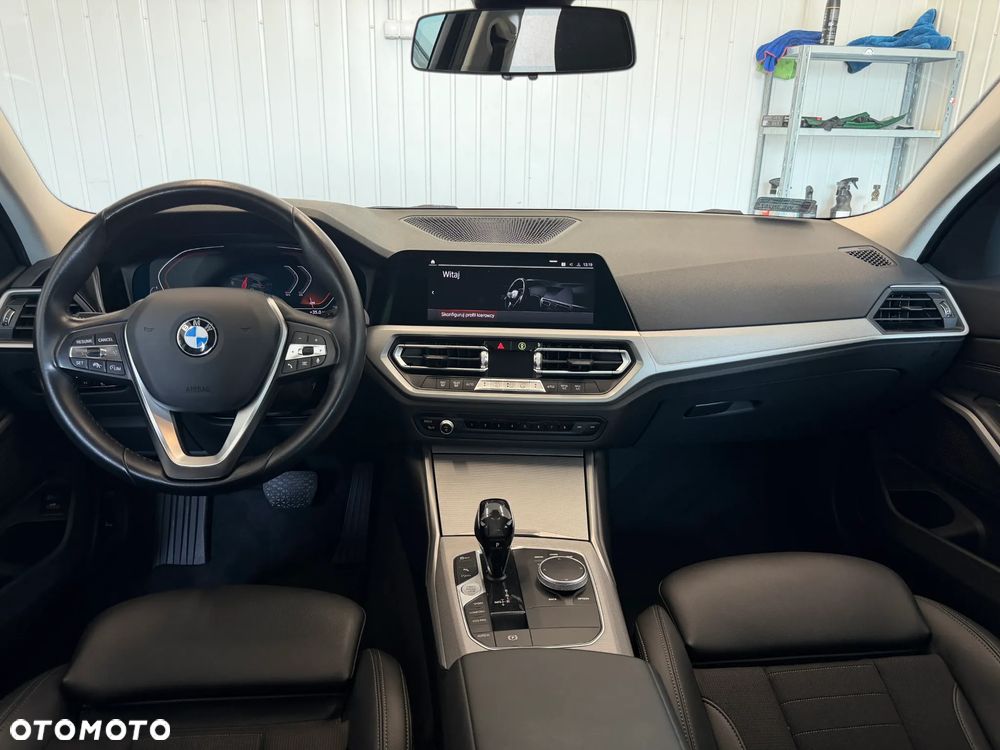 BMW Seria 3 318i Sport - 28