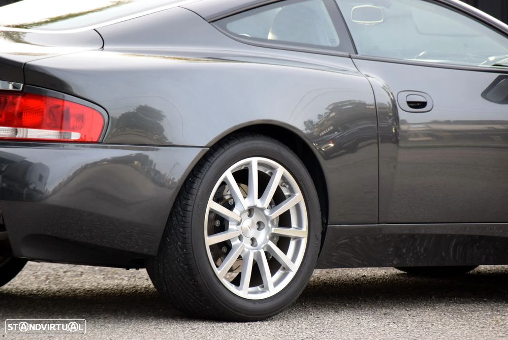 Aston Martin Vanquish - 21