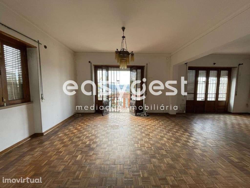 Moradia localizada em zona residencial junto à Avenida Dias da Silva - Grande imagem: 5/23