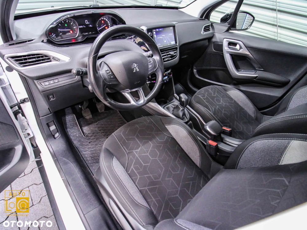 Peugeot 2008 1.2 Pure Tech Allure S&S - 17