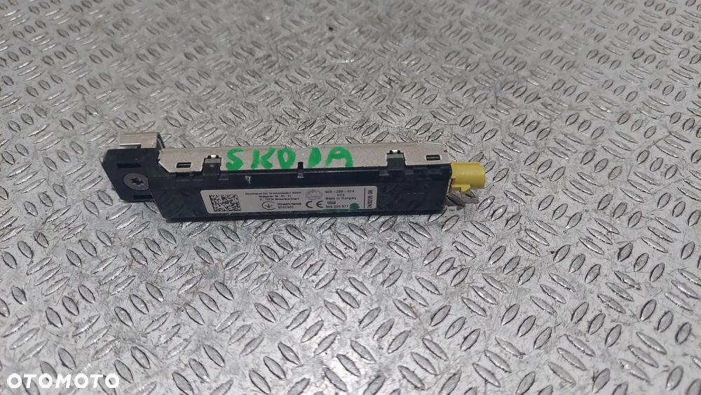 WZMACNIACZ ANTENOWY SKODA OCTAVIA III R2020 NR 5E9035577 - 1