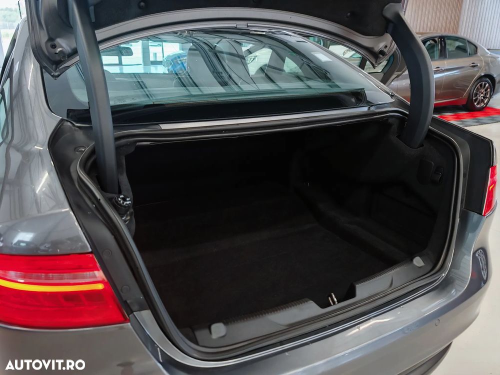 Jaguar XE 2.0 R-Sport - 32