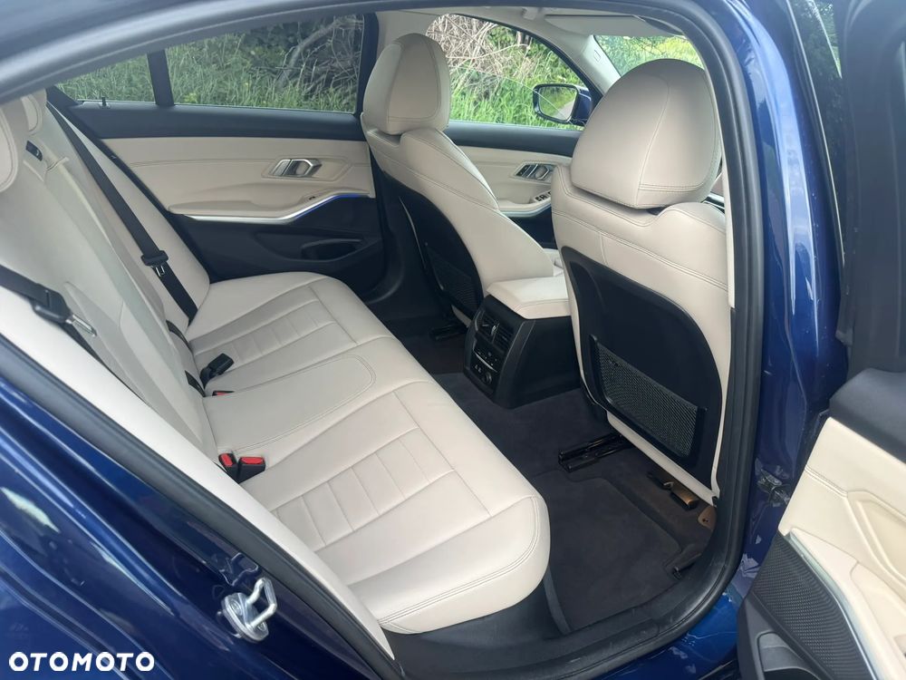 BMW Seria 3 320i Luxury Line - 12