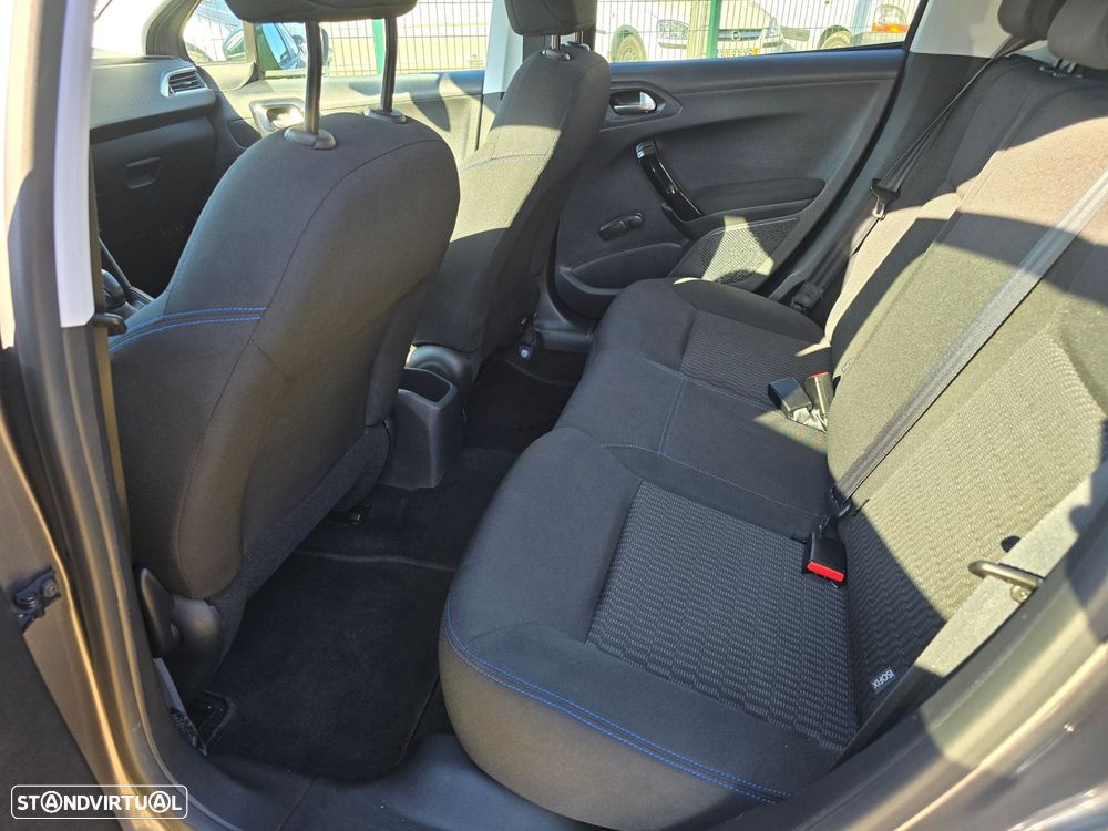 Peugeot 208 1.2 PureTech Signature - 16