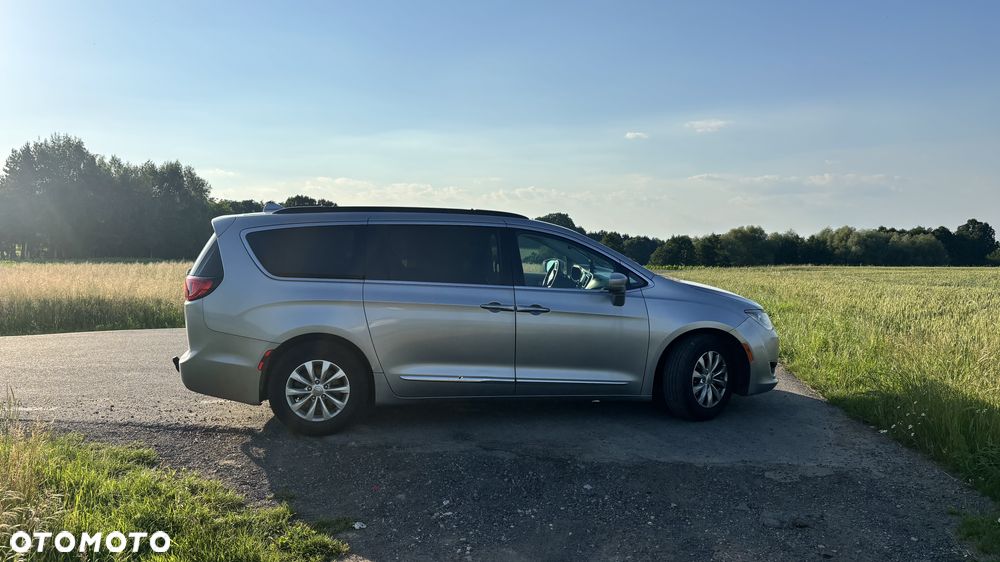 Chrysler Pacifica - 4