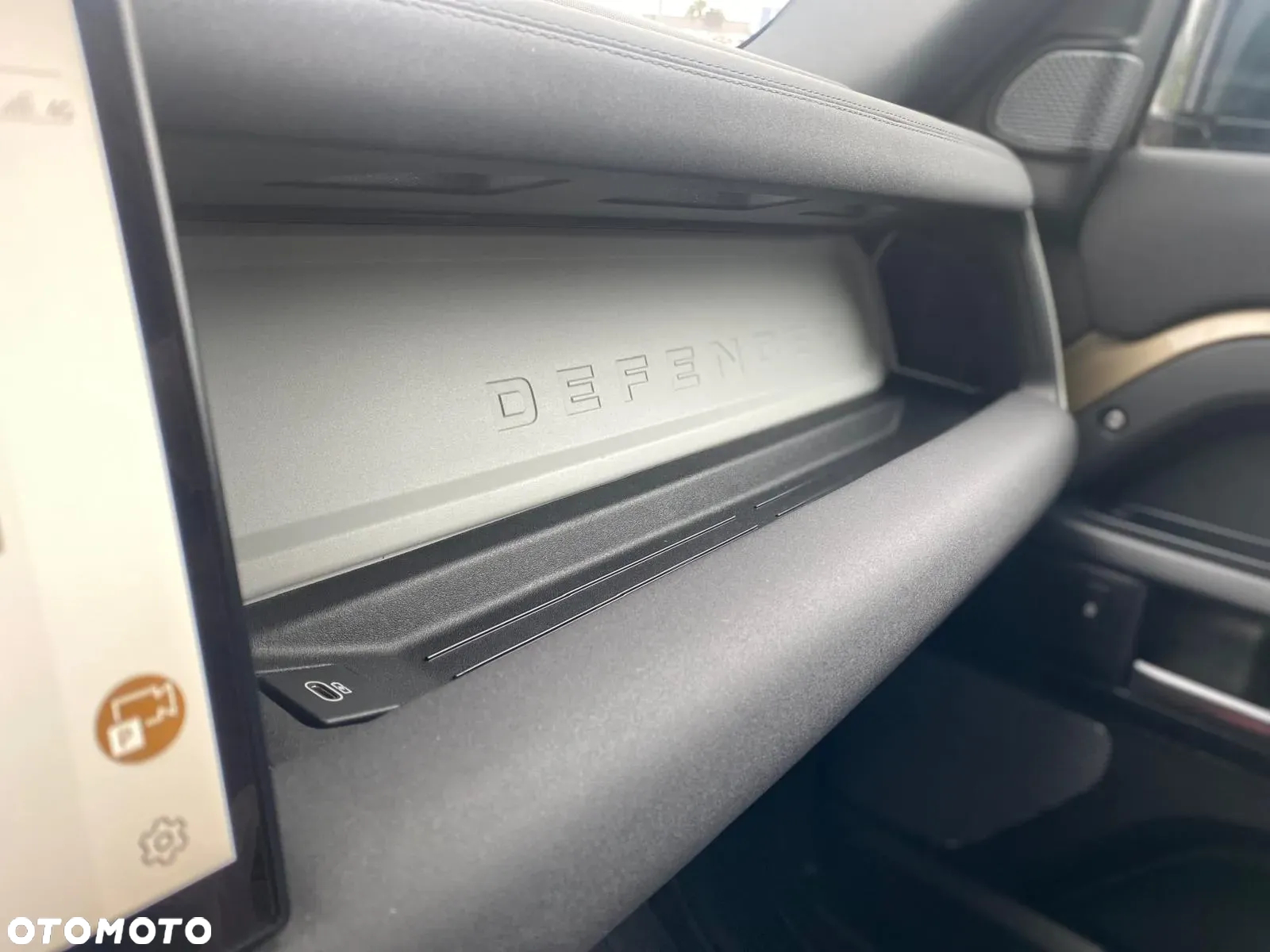 Land Rover Defender - 12