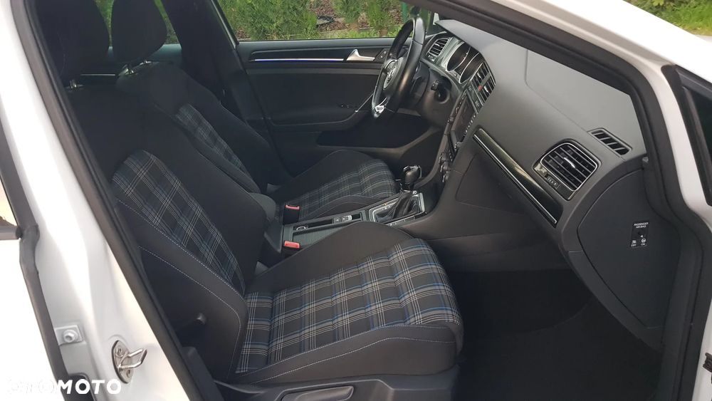Volkswagen Golf - 25