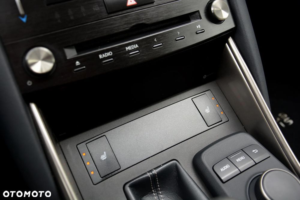 Lexus IS 200t / 300 Prestige - 32