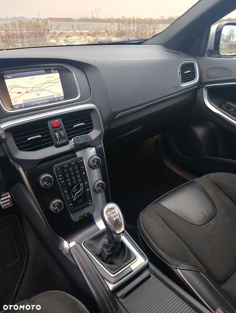 Volvo V40 T3 R Design - 32