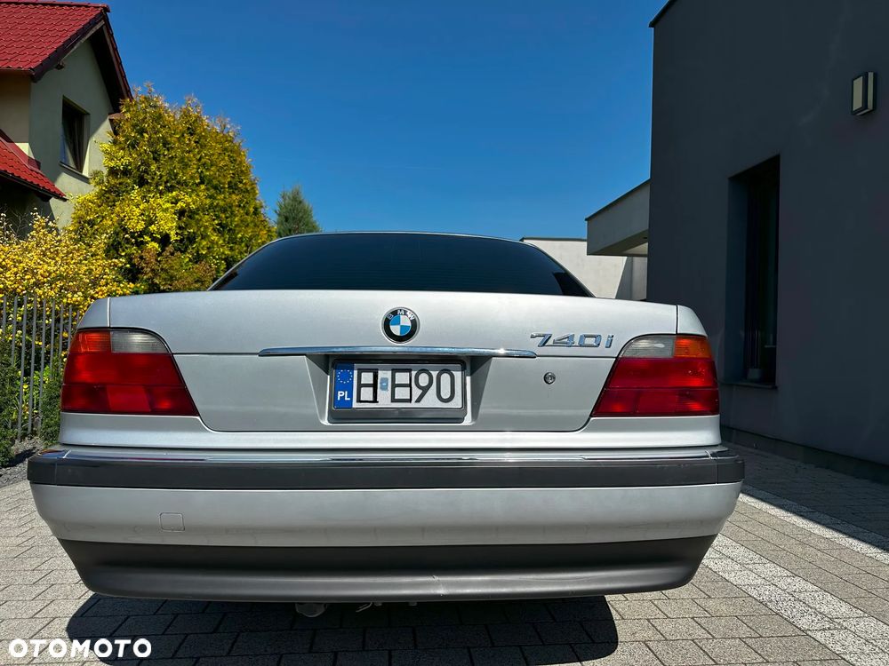 BMW Seria 7 740i V8 - 7