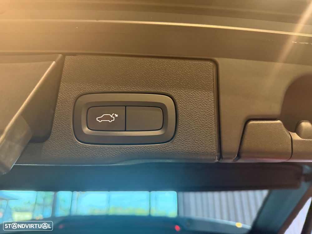 Volvo XC 60 2.0 T8 PHEV R-Design AWD - 40