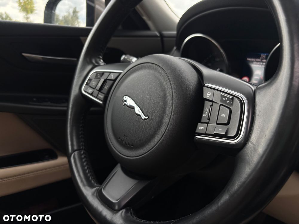 Jaguar XE 2.0 D Prestige - 30