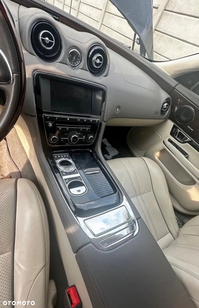 Jaguar XJ 3.0 T AWD R-Sport - 29