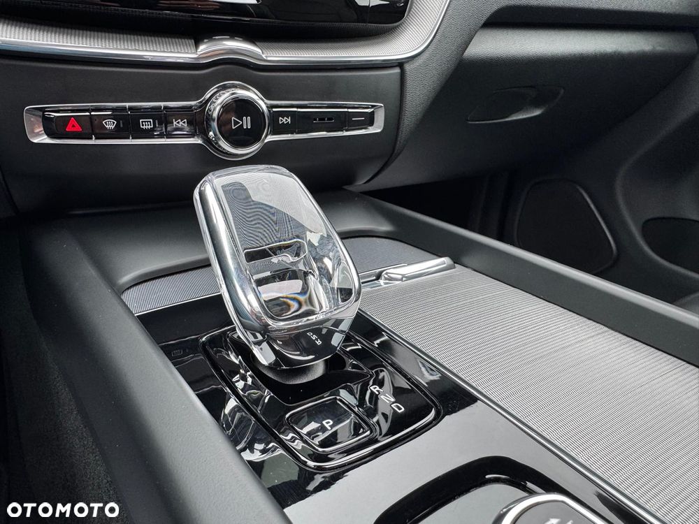 Volvo XC 60 B4 D AWD Plus Dark - 33