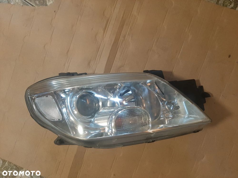 Lampa przód MITSUBISHI OUTLANDER I prawa lub lewa - 1