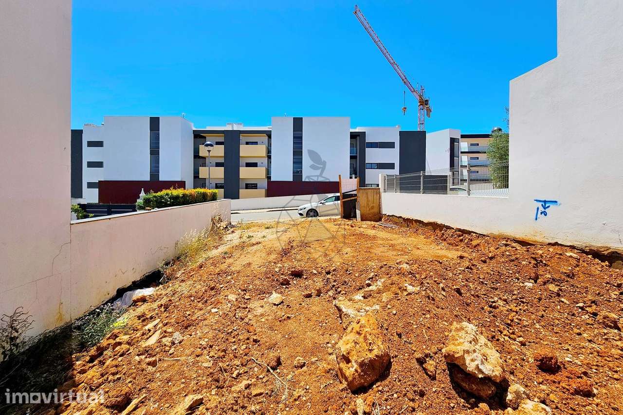 Linda moradia em banda em construção para venda na área de Sesmarias, - Grande imagem: 3/28