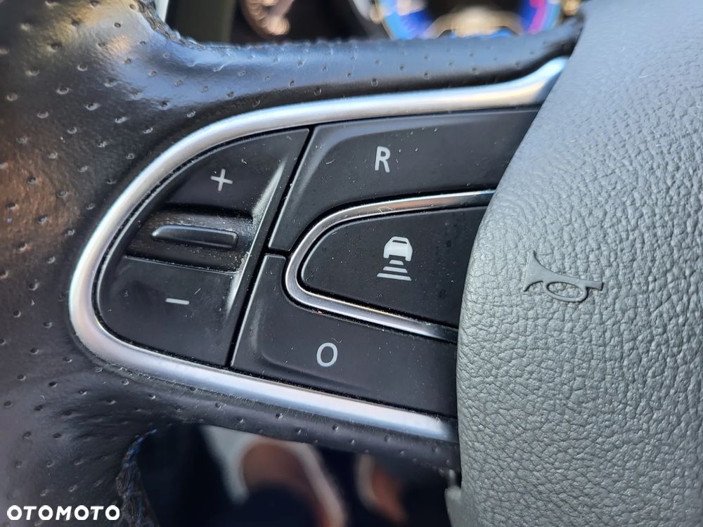 Renault Megane ENERGY TCe 205 EDC GT - 25