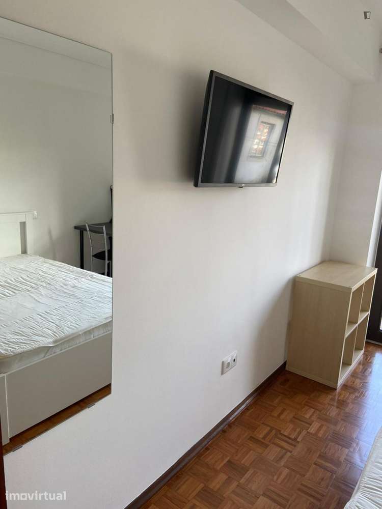 Quarto - localizado em Coimbra - Grande imagem: 3/13