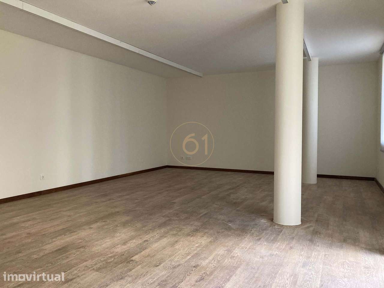 Espaço destinado a serviços, para arrendamento, na Rua de Serralves - Grande imagem: 3/14
