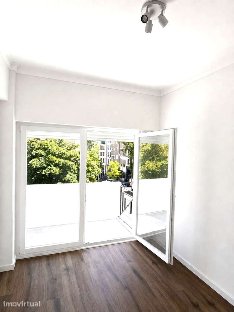 Apartamento T3 com 2 varandas e ar condicionado nas Avenidas Novas - Grande imagem: 3/21