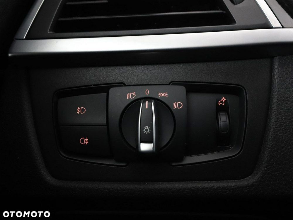 BMW Seria 3 318d Luxury Line - 34