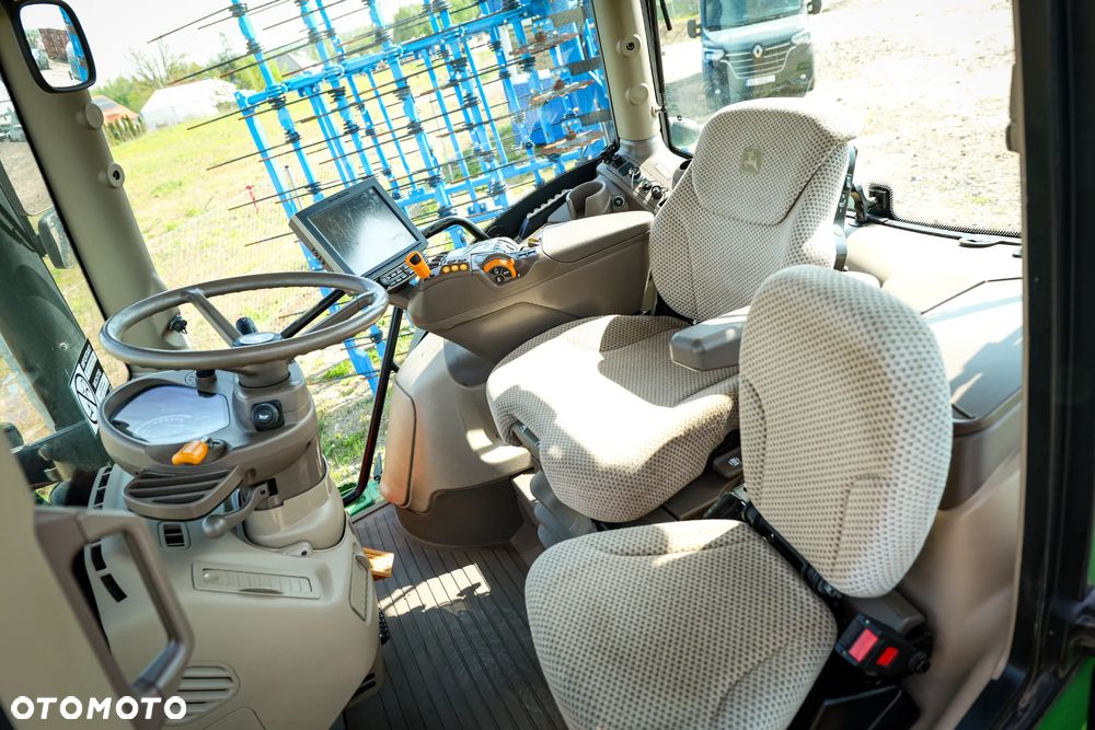 John Deere 6215R - 17