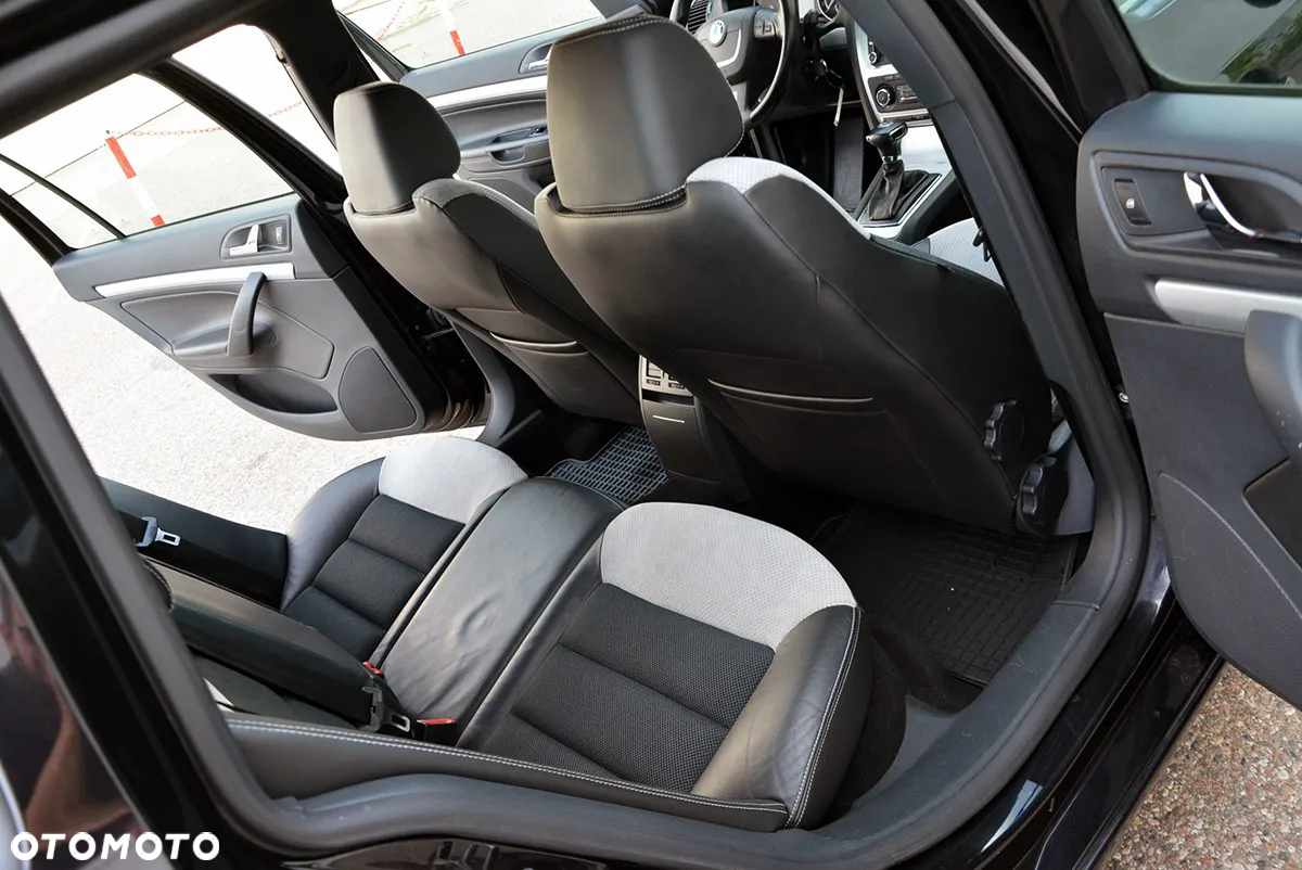 Skoda Octavia Combi 2.0 TDI CR DPF DSG RS - 29